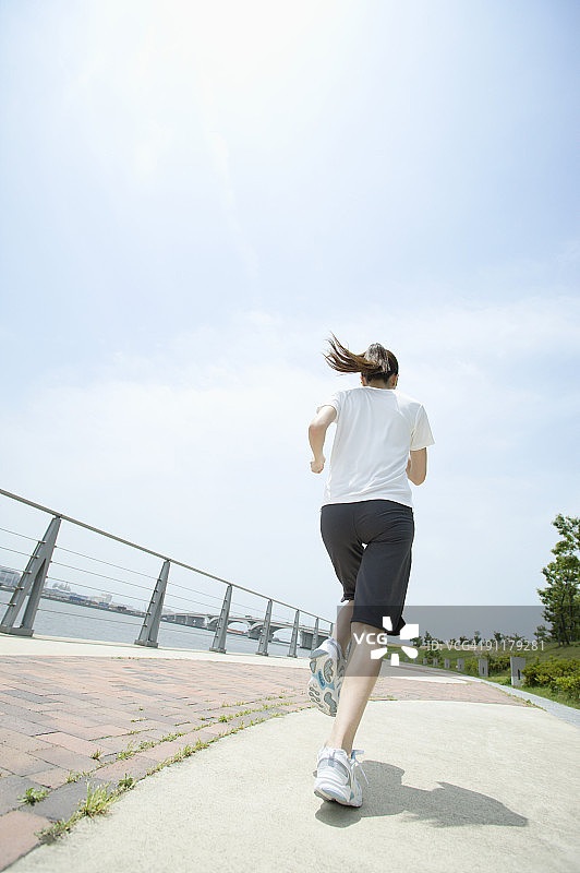 年轻女子慢跑，后视图图片素材