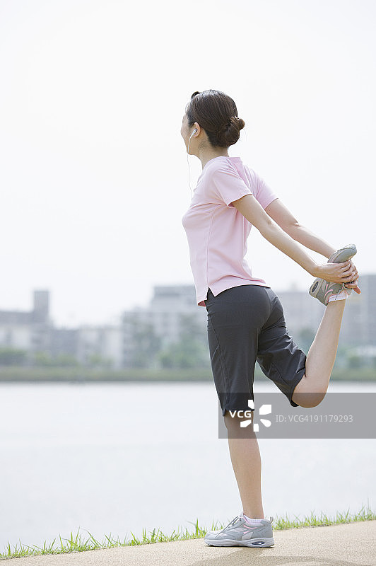 年轻女子做拉伸，后视图图片素材
