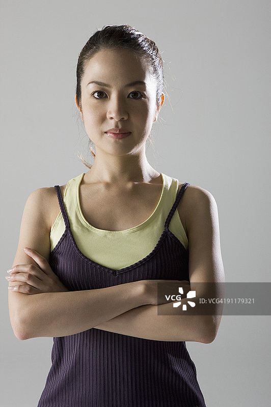 双手抱臂的年轻女子肖像图片素材