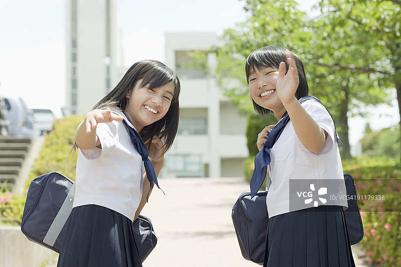 微笑挥手的女学生图片素材
