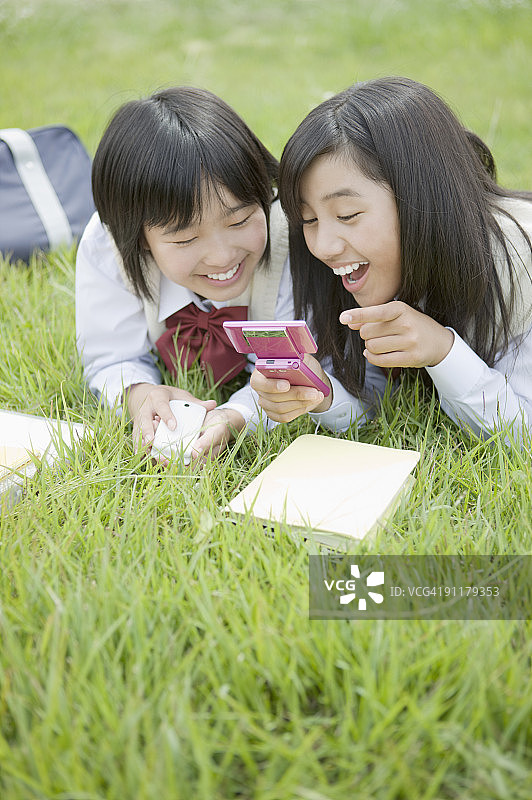 使用手机微笑的女学生图片素材