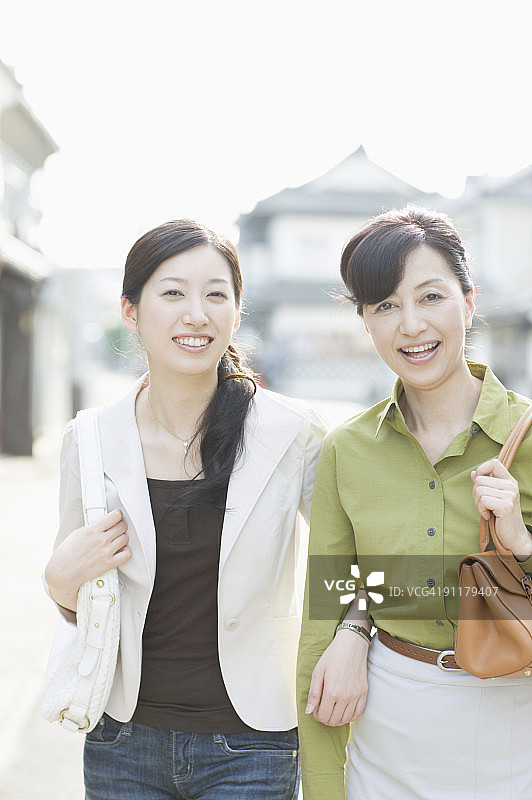 手挽着手，微笑的女人图片素材