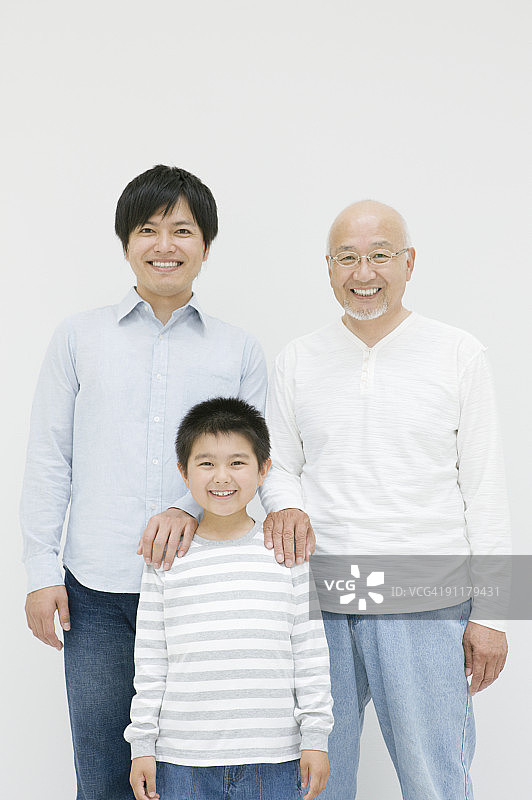 男孩、父亲和祖父的肖像图片素材