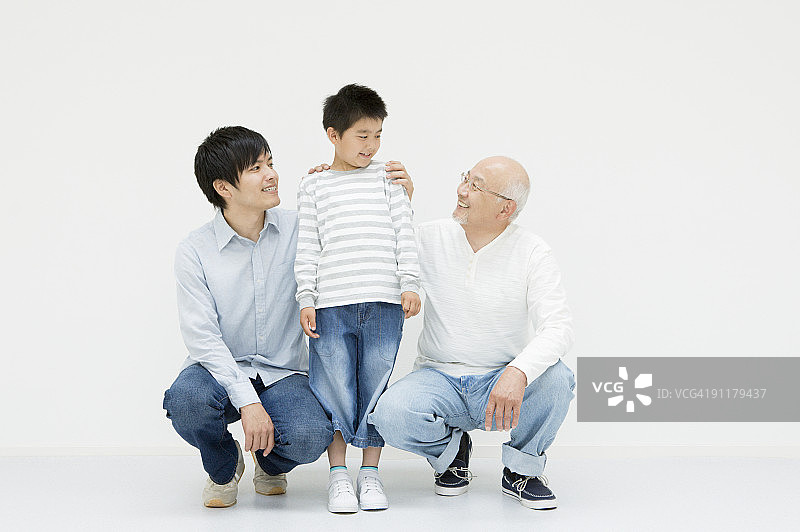 男孩、父亲和祖父的肖像图片素材