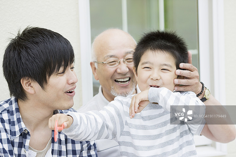 男孩、父亲和祖父的微笑图片素材