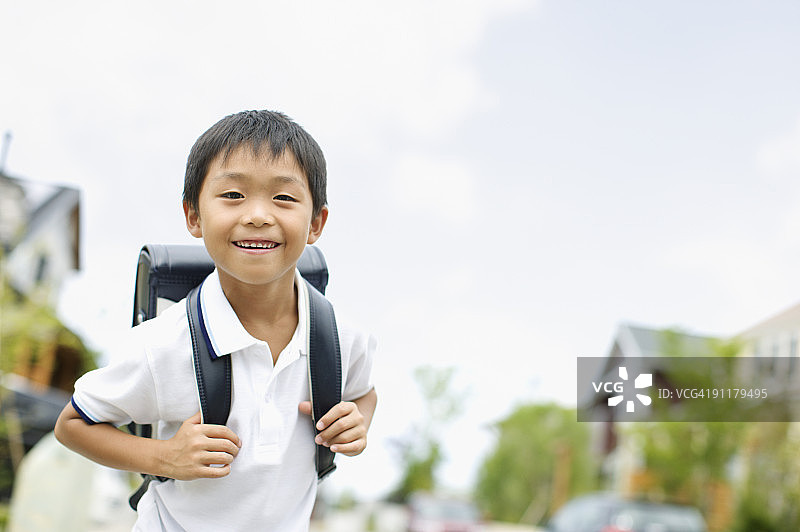 背着书包的男孩图片素材