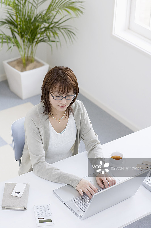 使用笔记本电脑的女商人，高角度视图图片素材