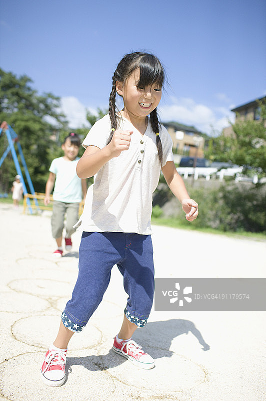 在公园玩耍的女孩们图片素材