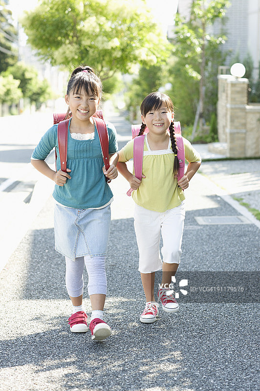 背着书包行走的女孩图片素材