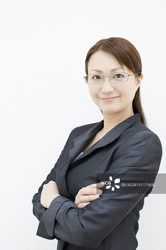 双手交叉的女商人肖像，工作室拍摄图片素材