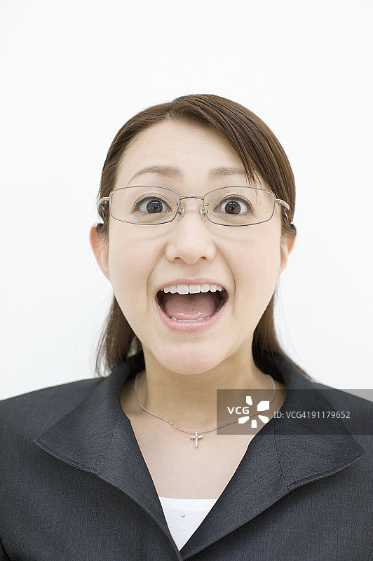 张着嘴的商务女性肖像（工作室拍摄）图片素材