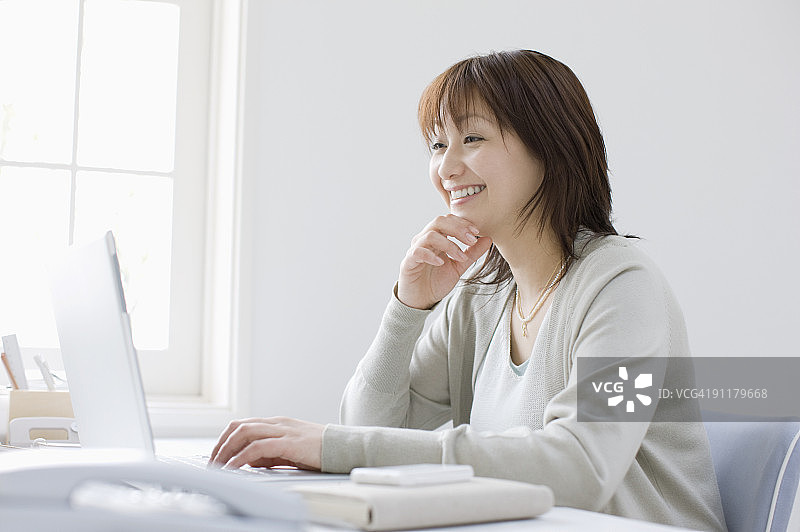 使用笔记本电脑的女人图片素材