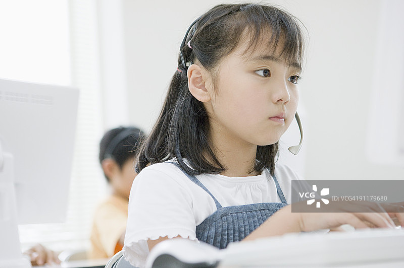 学生在教室使用电脑图片素材
