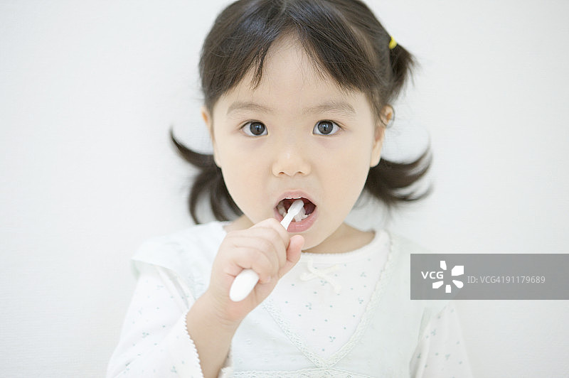 女孩刷牙图片素材
