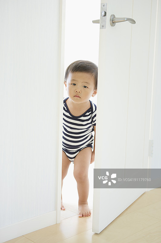 男婴打开门图片素材