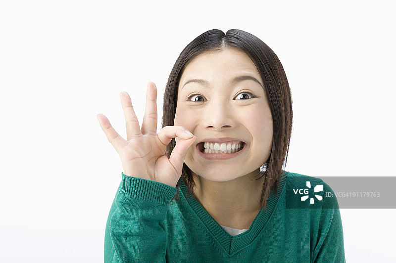 摆姿势的年轻女人，工作室拍摄图片素材