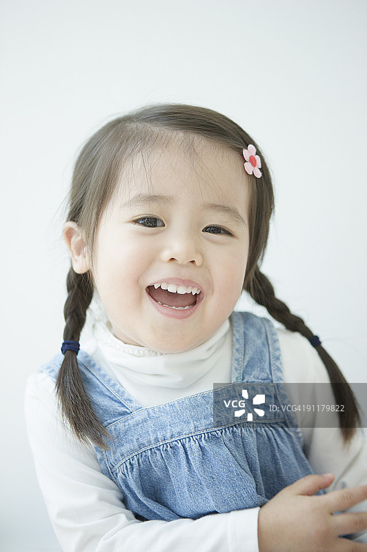 微笑的女孩特写肖像图片素材