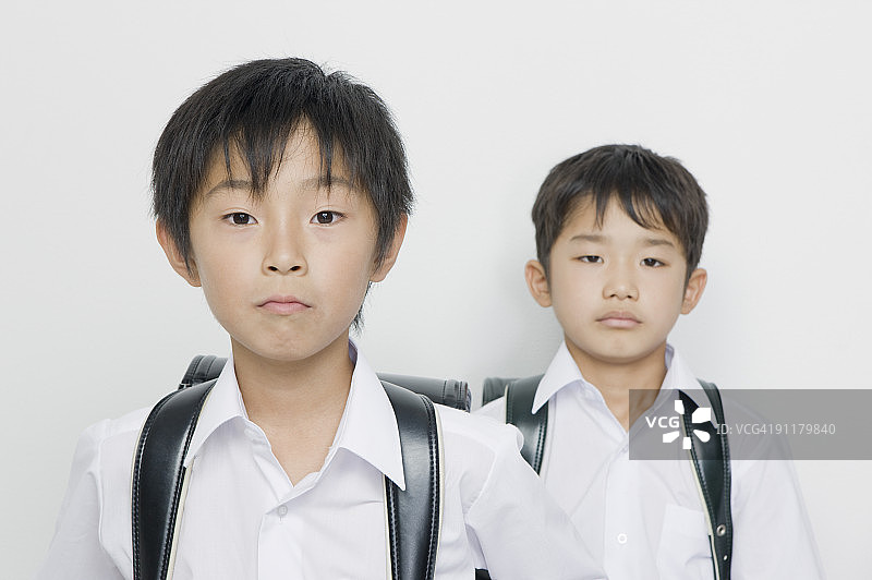 穿着校服的男孩肖像图片素材