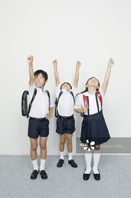 穿着校服，抬头握拳的男孩和女孩图片素材