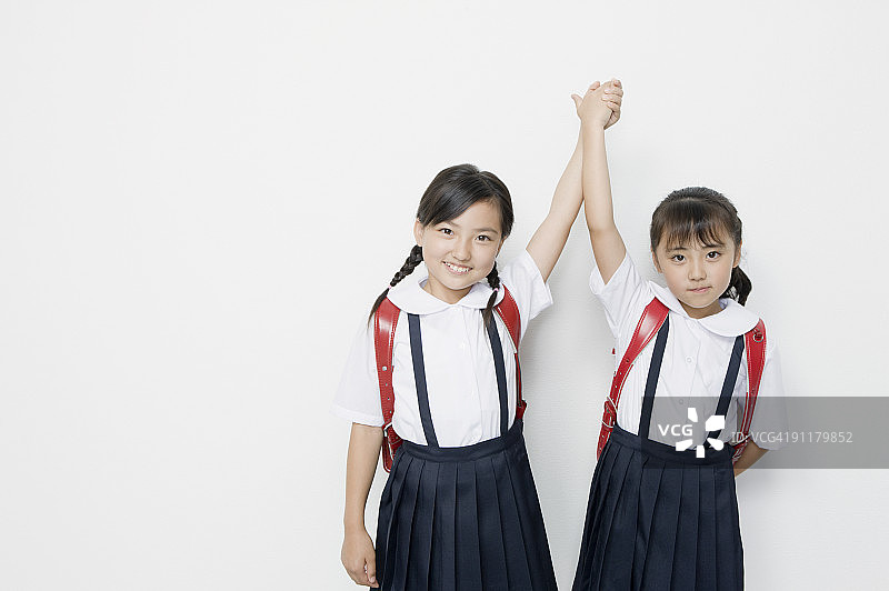 穿校服手牵手举手的女孩们图片素材