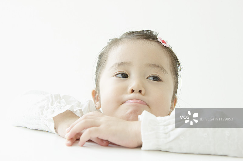 在桌子旁表情有趣的女孩图片素材