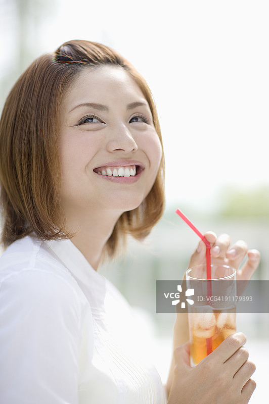 正在喝饮料的女人图片素材
