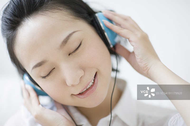 闭着眼睛用耳机听音乐的女人图片素材
