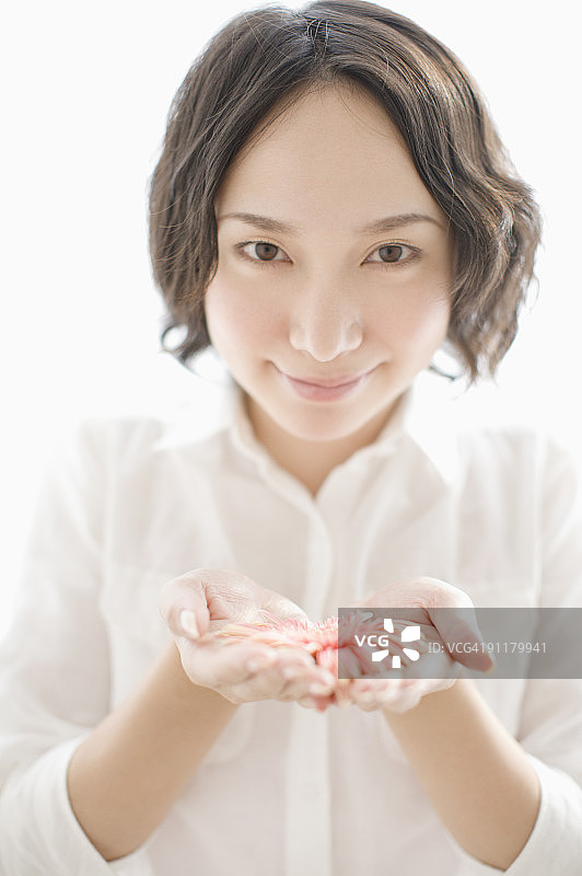 手持鲜花的女人图片素材