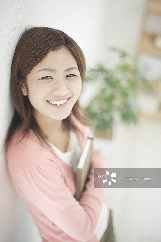 年轻女人手持书本图片素材