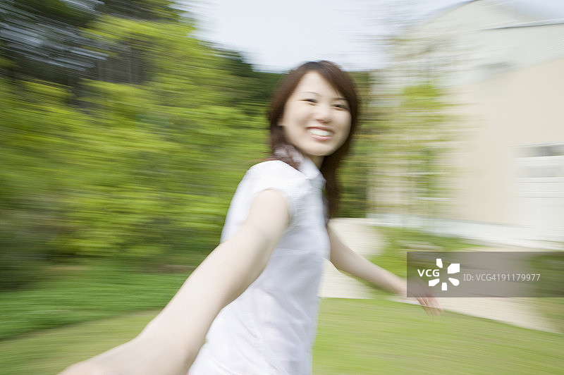 女子移动，模糊运动图片素材