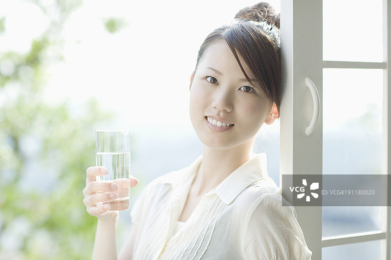 年轻女人拿着玻璃杯图片素材