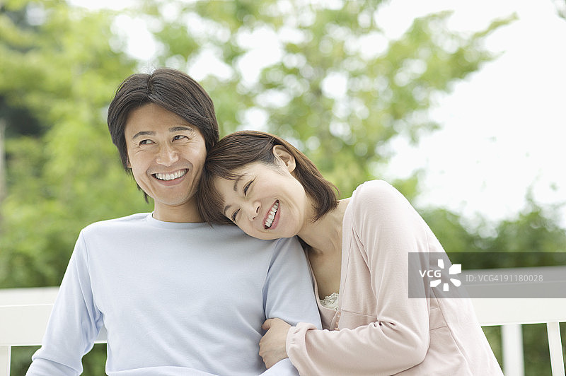 女人依靠着男人图片素材