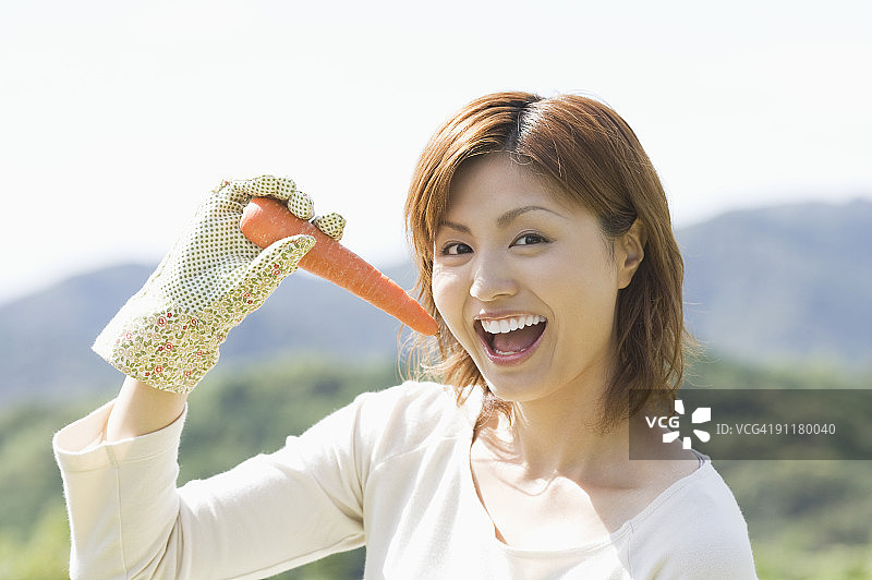 女人拿着胡萝卜图片素材
