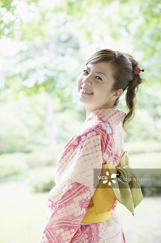 穿和服微笑的女人图片素材