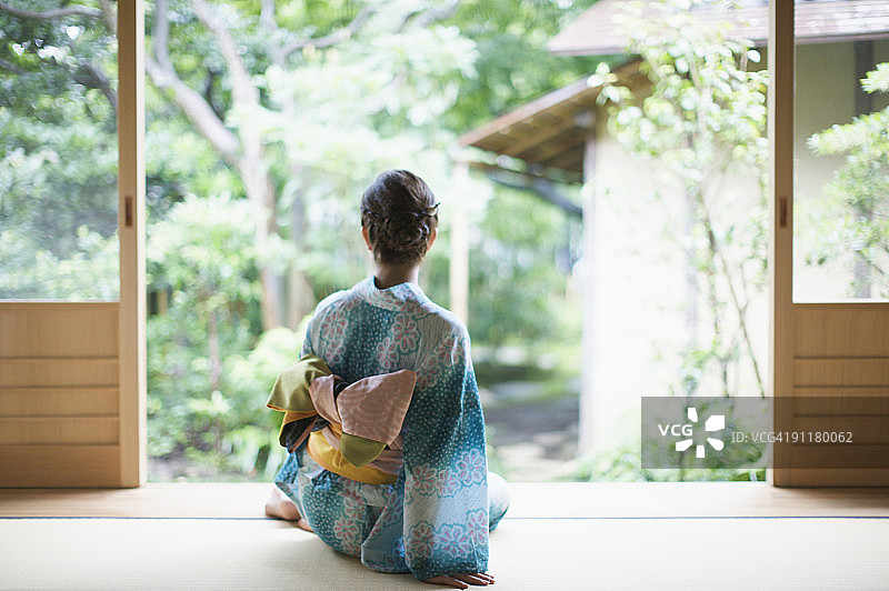 穿和服的女人背影图片素材