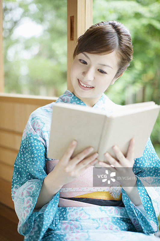 身穿和服阅读书籍的女人图片素材