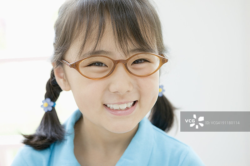 戴着眼镜微笑的女孩们图片素材