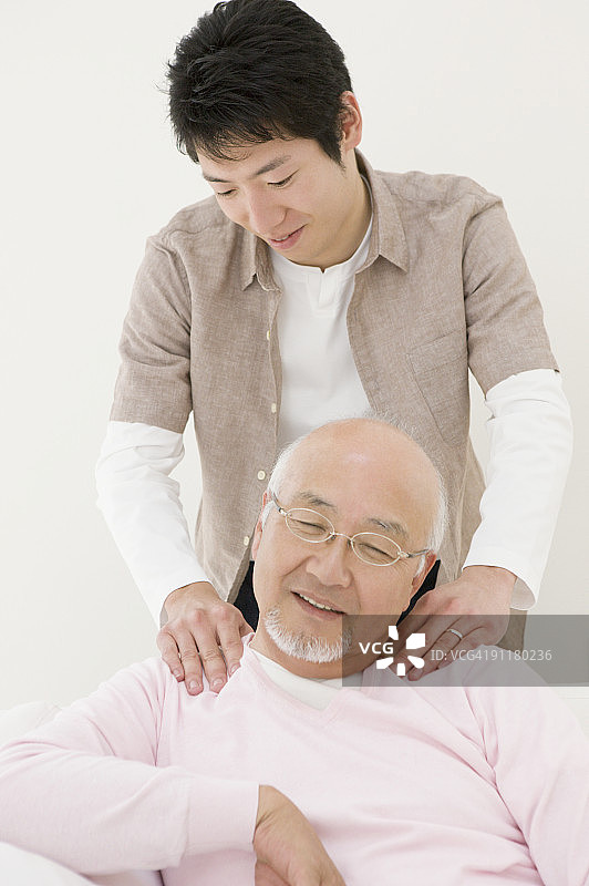 男人按摩父亲的肩膀图片素材