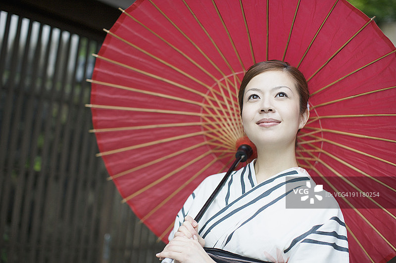 身穿和服的女人拿着日式伞图片素材