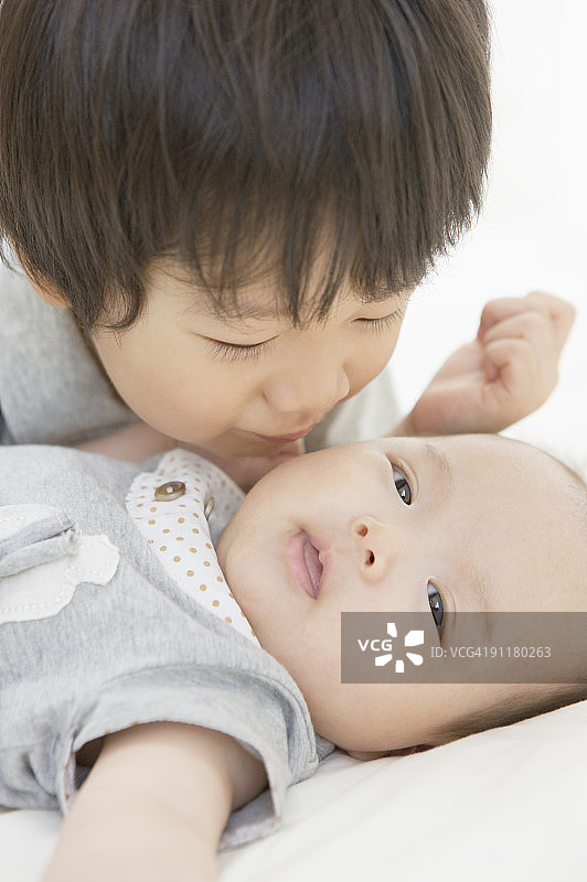 男孩和男婴图片素材