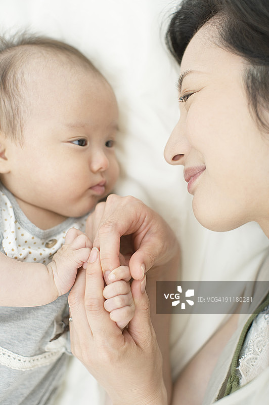 躺在床上的母亲和男婴图片素材