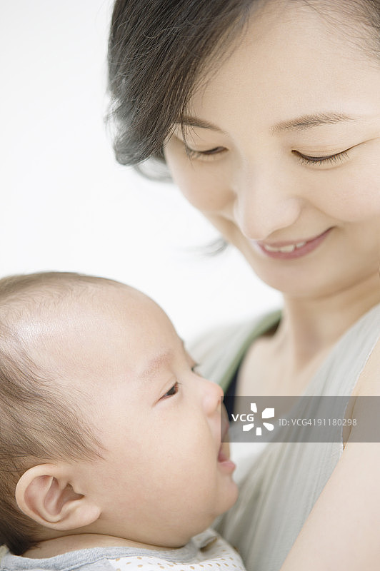 母亲抱着男婴图片素材