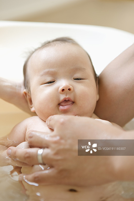 父母给男婴洗澡图片素材