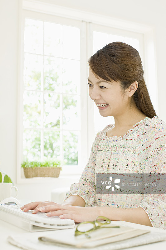 使用PC的女人图片素材