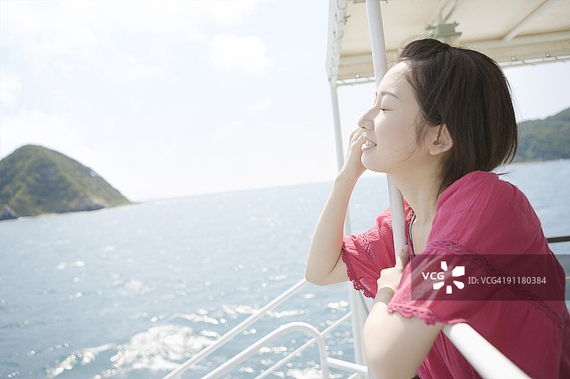 渡轮上的年轻女人图片素材