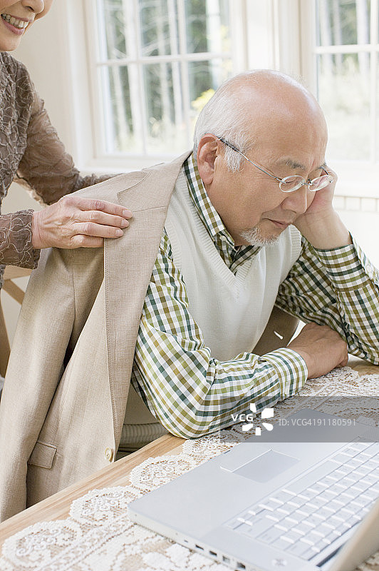 老人为熟睡的老人披上外套图片素材