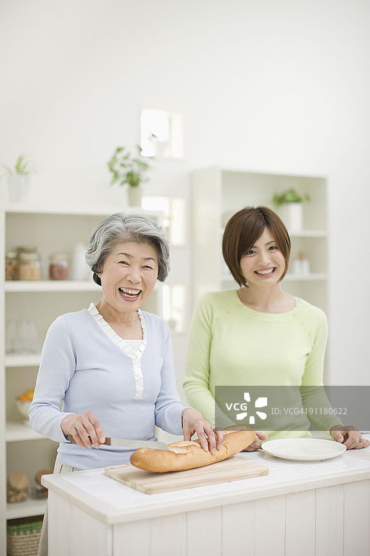 母亲和女儿准备餐食，肖像。图片素材