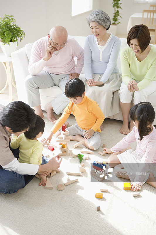 多代家庭，孩子们玩积木图片素材