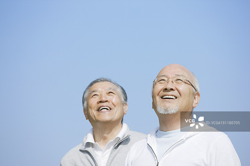 年长男性抬头看天空图片素材