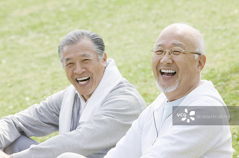 年长的男人们在运动期间休息，面带微笑图片素材